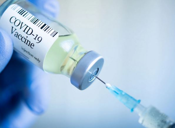Zdjęcie ampułki i strzykawki do szczepienia przeciwko Covid19